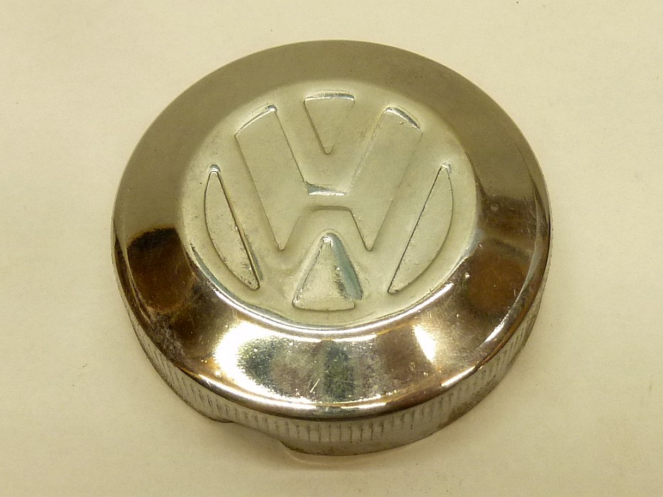 Tankdeckel mit Dichtung, Ø 70 mm, flach, mit VW-Zeichen – Angebot von Ralfs VW-Teile