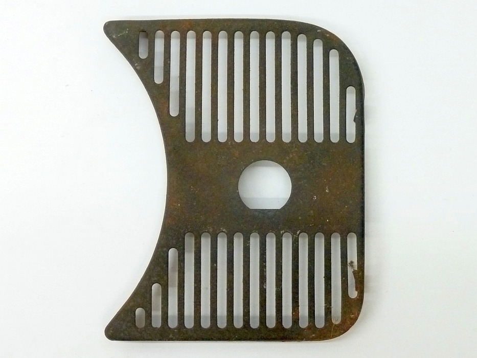 Gitter rechts vom Tacho, für gepolstertes Armaturenbrett, breiter Steg, rauhe Oberfläche
