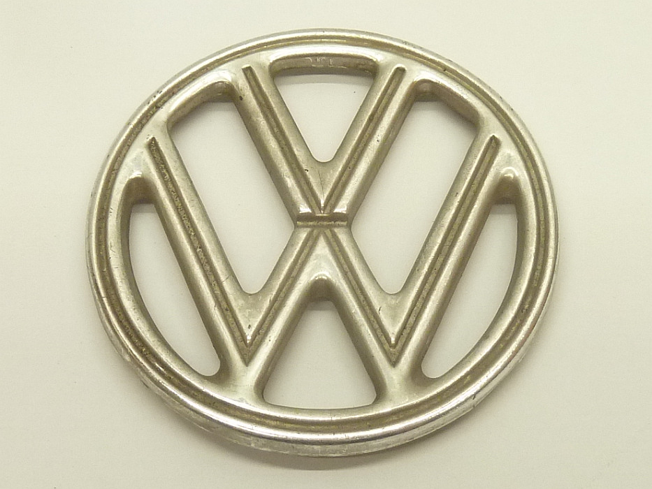 VW-Emblem für Fronthaube ohne "Buckel" und mit 4 Schlitzen, mit vier "kurzen" Laschen – Angebot von Ralfs VW-Teile