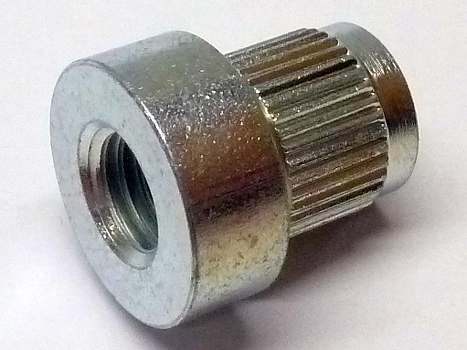 Mutter für Motorgehäuse, Gewindebuchse M10