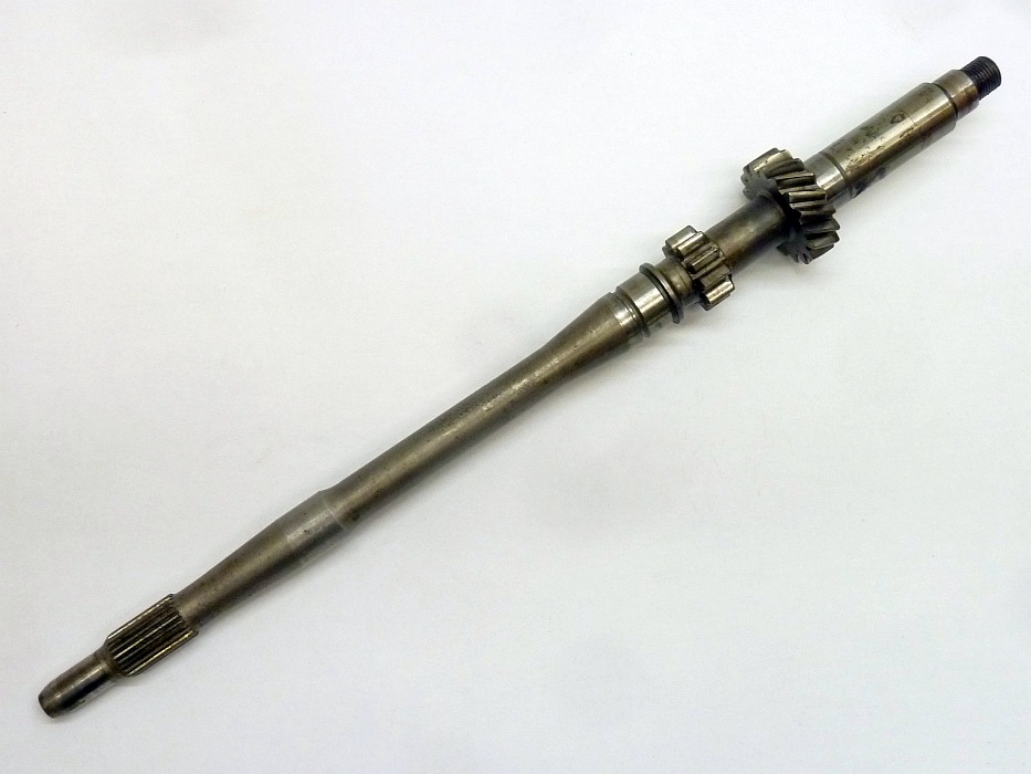 Antriebswelle für teilsynchronisiertes Getriebe, mit Bund und Nut für hinteres Lager