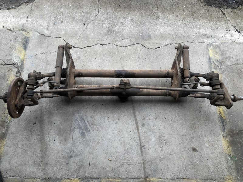 Vorderachskörper mit Tragarmen und Achsschenkeln